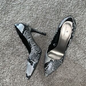 Worthington women’s gray snake print heels size 9